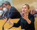Symbolbild: Peter Kneffel
Katharina Schulze fürchtet um den Volksparteistatus der CSU: Markus Söder lasse sich immer wieder dazu hinreißen, die Wortwahl der AfD zu adaptieren.