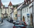 Bild: Stephan Huber
Die Stellplätze in der Amberger Altstadt – wie hier in der Oberen Nabburger Straße – sind begehrt und rar. Weil hier nicht jede Wohnung einen eigenen Stellplatz hat, werden sogenannte Anwohnerausweise ausgegeben.