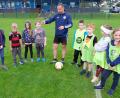 Bild: do
Großen Wert legt der FC mit seinem Partnerverein, der SpVgg Neustadt auf die Nachwuchsarbeit. FC-Vorsitzender Wolfgang Seitz klärt die Kids über das Einmaleins des Fußballs auf.