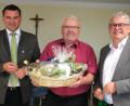 Bild: Hirsch
Landrat Thomas Ebeling (links) und FW-Fraktionssprecher Martin Scharf (rechts) verabschieden den langjährigen Kreisrat Johann Eckl (Mitte) mit einem Geschenkkorb.