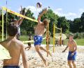 Bild: Hubert Ziegler
Paul Roggenhofer (rechts) und Ben Kühnert (Mitte, am Netz) holten für den Gastgeber VC/DJK Amberg den Vizemeistertitel bei der bayerische Beachvolleyball-Meisterschaft der U19.