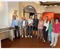 Bild: Stadtmuseum/Julia Riß
Bei der Vorstellung des taktilen Stadtmodells im Amberger Stadtmuseums wurde es auch gleich getestet. darüber freuen sich 3. Bürgermeister Franz Badura, Kulturreferent Fabian Kern, Mitglieder der Fokusgruppe und Begleitungen mit Thomas Preischl, Josef Rupp, Petra Rupp, Julia Brunner und Bettina Pichlmeier (von links) mit Begleitung.