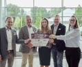 Bild: Mariana Honcharenko/exb
Übergabe der Amberger Engagement-Aktie im ACC an das Wohnungsbau und Siedlungswerk Werkvolk eG (von links ): Wolfgang Erb (Kaufmännischer Vorstand), Steffen Schulze (Technischer Vorstand ), Elisabeth Triller (Leiterin der Freiwilligenagentur), Oberbürgermeister Michael Cerny und Sozialreferentin Susanne Augustin.