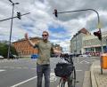 Bild: Sonja Kaute
Christian Rockinger vom Tiefbauamt der Stadt zeigt: Wenn jetzt ein Auto von der Schillerstraße aus auf den Adolf-Kolping-Platz zufährt, wird an der Ampel das dort angebrachte einzelne, orangene Signal blinken und vor einem möglichen Konflikt zwischen Radler und rechtsabbiegenden Fahrzeugen warnen.