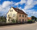 Bild: Hirsch
Das leer stehende Haus an der Fronberger Straße wird demnächst abgerissen. An dieser Stelle entsteht ein Bürogebäude mit drei Wohneinheiten und einer Tiefgarage. .