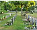 Bild: Portner
Bei den Urnenerdgräbern im neuen Friedhofsteil sind ab sofort breite Einfassungen und Grabplatten erlaubt. Die Konzipierung als "Naturfriedhof" ist aufgehoben.