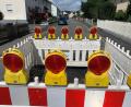 Bild: roa
Das Loch in der Königsbergstraße in Sulzbach-Rosenberg ist jetzt mit Bauzäunen gesichert. Bis Freitag soll das Problem behoben sein.