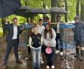 Bild: Stadt Wunsiedel
Bürgermeister Nicolas Lahovnik (links) eröffnet mit den Mitgliedern der Jugendvertretung Mathilda Brand, Felix Baier und Anna Kokidko (vorne), Jannick Wetterich von der WOD GmbH, Stadtförster Hubert Steinberger sowie geschäftsleitendem Beamten Daniel Wolf (hinten) und Felix Bierig von der WOD GmbH den neuen Discgolf-Parcours im Bürgerpark.