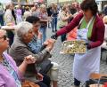 Archivbild: gf
Häppchen zum Probieren gibt es am Freitag, 25. Juli, auf dem Amberger Bauernmarkt, weil der ein Jubiläum feiert.