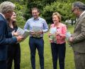 Bild: Jolanda Selting/OTH Amberg-Weiden
Das Team des Instituts für Nachhaltigkeit und Ethik sowie Präsident Prof. Dr. Clemens Bulitta (links) und Vizepräsidentin Prof. Dr. Christiane Hellbach (Zweite von rechts) freuen sich über die Veröffentlichung der Nachhaltigkeitsstrategie der OTH Amberg-Weiden.