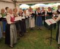 Bild: mab
Nicht nur liturgische Lieder wurden im Festzelt durch den Erzherzog-Johann-Chor aus Straß angestimmt, sondern auch fröhliches Mitklatschen und Mitsingen war nach der Messfeier angesagt.