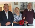 Bild: gf
Bürgermeister Martin Preuß (links) gratuliert Brigitte und Hans-Peter Sänger zur Eisernen Hochzeit.