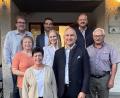 Bild: knh
CSU-Vorsitzender Christoph Müller, FU-Chefin Christine Härtl, CSU-Kreisvorsitzender Stephan Oetzinger, JU-Vorsitzende Constanze Hartwig, Landrat Andreas Meier und Altbürgermeister Josef Wittmann (von links) sichern Erstem Bürgermeister Richard Kammerer (vorne, mit Ehefrau Ulla) volle Unterstützung zu.