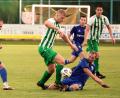 Bild: war
Gut zu tun hatte Etzenrichts Spielertrainer Andreas Wendl (am Boden) am Dienstagabend gegen den TV Bad Abbach in seiner zentralen Abwehrposition zusammen mit Noah Scheler und Max Herrmann gegen Abbachs ballführenden Alexander Legler.