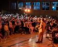 Bild: Lorenz von Koenen
Ein bewegender Moment: Mit Handytaschenlampen zum Song "See you again" wurde Schulleiter Christian Weiß-Mayer von der Schulfamilie verabschiedet.