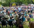 Bild: Kunz
Im Max-Reger-Park in Weiden feiern bei der Serenade rund 3000 Fans die Musik von Peter Maffay.
