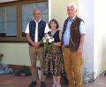 Bild: Franziska Esterer
Zweiter Bürgermeister Florian Adam (links) gratuliert Agnes und Herbert Butz zu ihrer Goldenen Hochzeit.