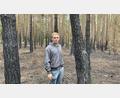 Bild: Lukas Büchold
Der Waldbesitzer Johannes Westiner in seinem Wald. Das komplette Unterholz verbrannte, genau wie die frisch gepflanzten Setzlinge und jetzt muss er wahrscheinlich auch noch etwa 1000 Bäume fällen.