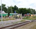 Bild: Manfred Bäumler
Auf der Böttgerstraße in Schwarzenfeld ist ein Traktor umgekippt. Ein Großaufgebot an Rettungskräften ist im Einsatz.