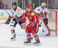 Bild: Mario Wiedel/exb
Jonas Körber (Mitte) bleibt den Selber Wölfen auch in der Oberliga erhalten.