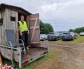Bild: Tobias Gräf
Der ergiebige Regen der vergangenen Tage hat Auswirkungen auf das Annabergfest: Die Parkplätze rund um die Wallfahrtskirche versumpfen, Autos stehen im Dreck und kommen ins Rutschen. Doch Parkplatzwächter und Fahrer nehmen es meist mit Humor.