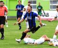 Bild: Büttner
Christoph Fenninger (Mitte) und die SpVgg SV Weiden wurden am Freitagabend rüde gestoppt: Das erste Bayernliga-Heimspiel der neuen Saison gegen den TSV Neudrossenfeld ging mit 0:1 verloren.