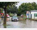 Bild: Hubert Blödt
Hier waren die Folgen des Starkregens am gravierendsten: Der Kreisverkehr zwischen Medifit und dem Sportgelände des ASV Haselmühl in Kümmersbruck stand am frühen Freitagabend bis zu 30 Zentimeter unter Wasser.