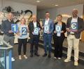 Bild: jma
Die Raiffeisenbank Auerbach-Freihung eG unterstützt gemeinsam mit der DZ Bank den Arbeiter-Samariter-Bund: Markus Lehnert, Corinna Speckner, Roland Löb, Michael Sommer, Stefanie Henfling und Michael Liedl (von links) freuen sich über die Spende.