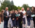 Bild: fvo
Bürgermeister Josef Beimler übergibt auf dem Pausenhof der Wolfgang-Caspar-Printz Grundschule das von Marina Daubenmerkl (rechts) und Praktikantin Julia Herold (Zweite von rechts) von der Marktverwaltung zusammengestellte diesjährige Waldthurner Kinderferienprogramm.