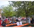 Bild: Katja Busch
Der Parkplatz vor der Mehrzweckhalle wurde zum gut besuchten Biergarten.