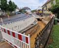 Bild: Tobias Gräf
Die FBG (Fränkische Baugesellschaft) hat an mehreren Stellen in Sulzbach-Rosenberg Straßen und Gehwege aufgerissen, um größere Stromkabel zu verlegen – auch hier an der B14 im Bereich der Oberpfalz-Arkaden.
