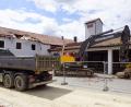 Bild: bkr
Nachdem das alte Feuerwehrgerätehaus entkernt worden ist, läuft nun der Rückbau des gesamten etwa 40 Jahre alten Anwesens.