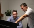 Bild: Sebastian Böhm
Gute Stimmung im Büro der Steuerkanzlei Hartlich: Kilian Röder (links) und Fabian Hartlich bekommen bald ein neues Firmengebäude.