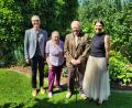 Bild: Jürgen Ziesmann
Bürgermeister Peter Achatzi (links) und Pfarrerin Anja Matthalm (rechts) feiern mit Ingrid Ziesmann den 90. Geburtstag ihres Mannes Horst Ziesmann.