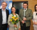 Bild: Hirsch
Blumen für Ehefrau Sina Just und symbolisch einen Hammer für Landrat Thomas Ebeling: CSU-Kreisvorsitzender Alexander Flierl (links) und seine Stellvertreterin Martina Englhardt-Kopf (rechts) gratulierten zum eindrucksvollen Delegiertenvotum.