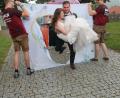 Bild: pi
Maximilian Zetzl trägt seine Verena schon jetzt auf Händen. Viele Vereine standen am Samstag bei der Hochzeit Spalier.