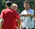Bild: Martin Schutt/dpa
Nürnbergs Trainer Miroslav Klose (rechts) hat beim 1. FC Nürnberg wieder einige Stammspieler zu ersetzen.