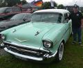 Bild: jr
Der Waldsassener Bernd Schneider mit seinem Chevrolet, Baujahr 1957.