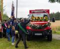 Bild: Roland Wellenhoefer
Diakon Martin Schraml segnete das neue Einsatzfahrzeug der Feuerwehr Siegritz – das Weihwasser kam dabei stilgerecht aus einem Feuerwehrhelm.