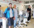 Bild: Friedrich Peterhans, Kliniken Nordoberpfalz
Veit Erös (Dritter von links) freut sich bei der Verladung von Wärmebetten und Beatmungsgeräten, die 
eine Kinderklinik in Afghanistan erhalten soll. Für Spenden, die diese Hilfsaktion möglich machten,
bedankte er sich beim Rotaryclub Weiden sowie bei Chefarzt Dr. Fritz Schneble, Ärztlicher Direktorin Prof. 
Dorothee Bremerich und dem Weidener Klinikdirektor Timo Sonntag (von rechts) von der Kliniken 
Nordoberpfalz AG.