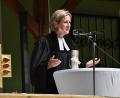 Bild: ubb
Pfarrerin Dr. Stefanie Schön hielt ihre letzte Predigt auf der Terrasse des OWV-Heimes Tirschenreuth bei einem Open-Air-Gottesdienst.