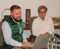 Bild: Bernhard Piegsa
Tobias Eckardt (links, mit Bürgermeister Bernhard Stangl) ist neben Markus Windisch und dem zugeschalteten Adrian Hausner einer der drei Berater, die die Stadt bei der Erarbeitung eines Wärmeenergiekonzeptes begleiten.