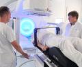 Bild: Klinikum Amberg/Dietl
Der erste von zwei Linearbeschleunigern ist in Betrieb genommen worden. MTRA-Leitung Marcel Golle und leitender Medizinphysiker, Dr. Richard Lösch, übernehmen die letzte Prüfung.