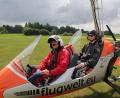 Bild: kro
Pilot Anton Moll (links) und der 16-jährige Tim Funk kurz vor dem Start mit einem Gyrokopter.