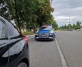 Bild: Tobias Gräf
Am "E-Kennzeichen" ist zu erkennen: Dieser Streifenwagen ist elektrisch unterwegs. Knapp drei Monate lang testeten Sulzbach-Rosenberger Polizisten den Stromer im Dienstalltag – hier bei einer Verkehrskontrolle.