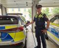 Bild: Tobias Gräf
Polizeiobermeister Max Steinmetz "tankt" den Streifenwagen: Ob der Akku leer war oder nicht, nach jeder Dienstfahrt wurde das E-Auto an die Wallbox angeschlossen – um im Ernstfall immer mit vollem Akku ausrücken zu können.