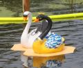 Bild: Hirsch
Der Schwan der Stadt Schwandorf (rechts) wurde nicht nur zum schönsten Exemplar gekürt, sondern gewann auch den Sponsorenlauf.