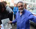 Bild: Kunz
Ofer Heimann zeigt ein Foto, das seine Großmutter Elise, seinen Vater und seine Tante abbildet.