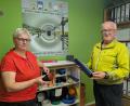 Bild: pz
Für innovative Lösungen im Tiefbaubereich steht die Planungsgruppe Steppan in Waldsassen. Vor 35 Jahren ist das Unternehmen von Richard Steppan und Petra Wick gegründet worden. Der Geschäftsführer hält ein Muster einer Kunststoffwasserleitung, die Prokuristin ein Modell eines Abwasserschachts aus Kunststoff.