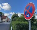 Bild: Heike Unger
Im vorderen Teil der Straße Am Vilsanger im Kümmersbrucker Ortsteil Theuern gilt ein absolutes Halteverbot - weil der Schulbus nicht durchkommt, wenn hier geparkt wird. Das spielte jetzt auch eine Rolle bei einem Ortstermin des Bauausschusses.